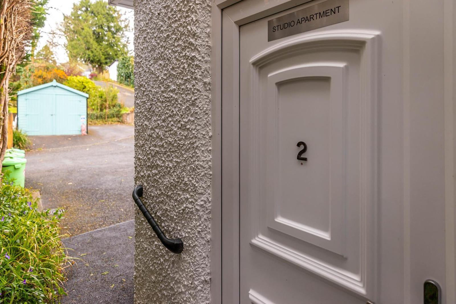 Guest house - With Free Car Parking Onsite