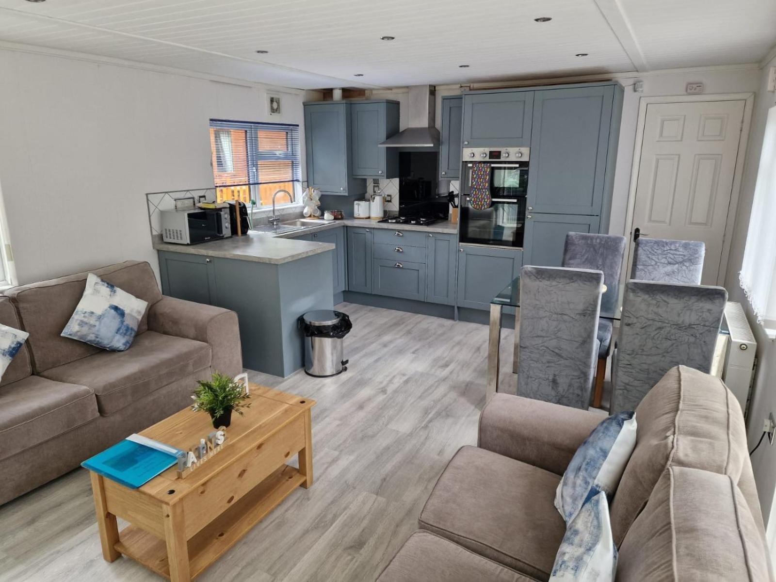 Lodge,sleeps 6 *