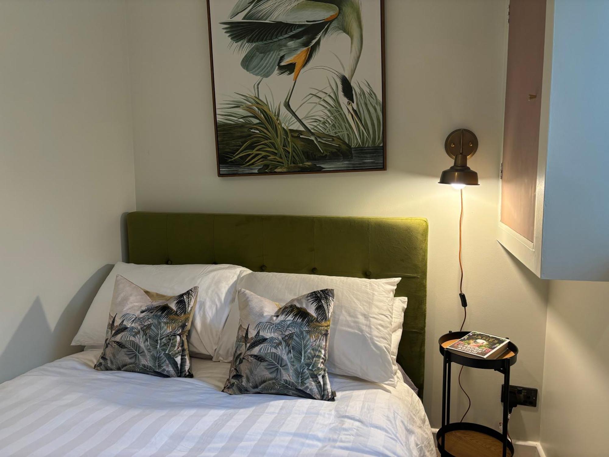 The Burrow - 2 Bedroom In Apartment *