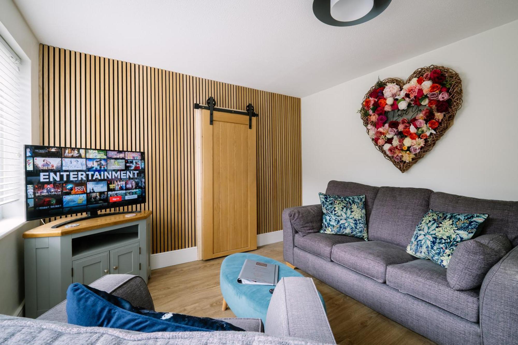 Rockside - Luxury 1 Bedroom With Hot Tub, Location, Parking And Pet Friendly Holiday home *