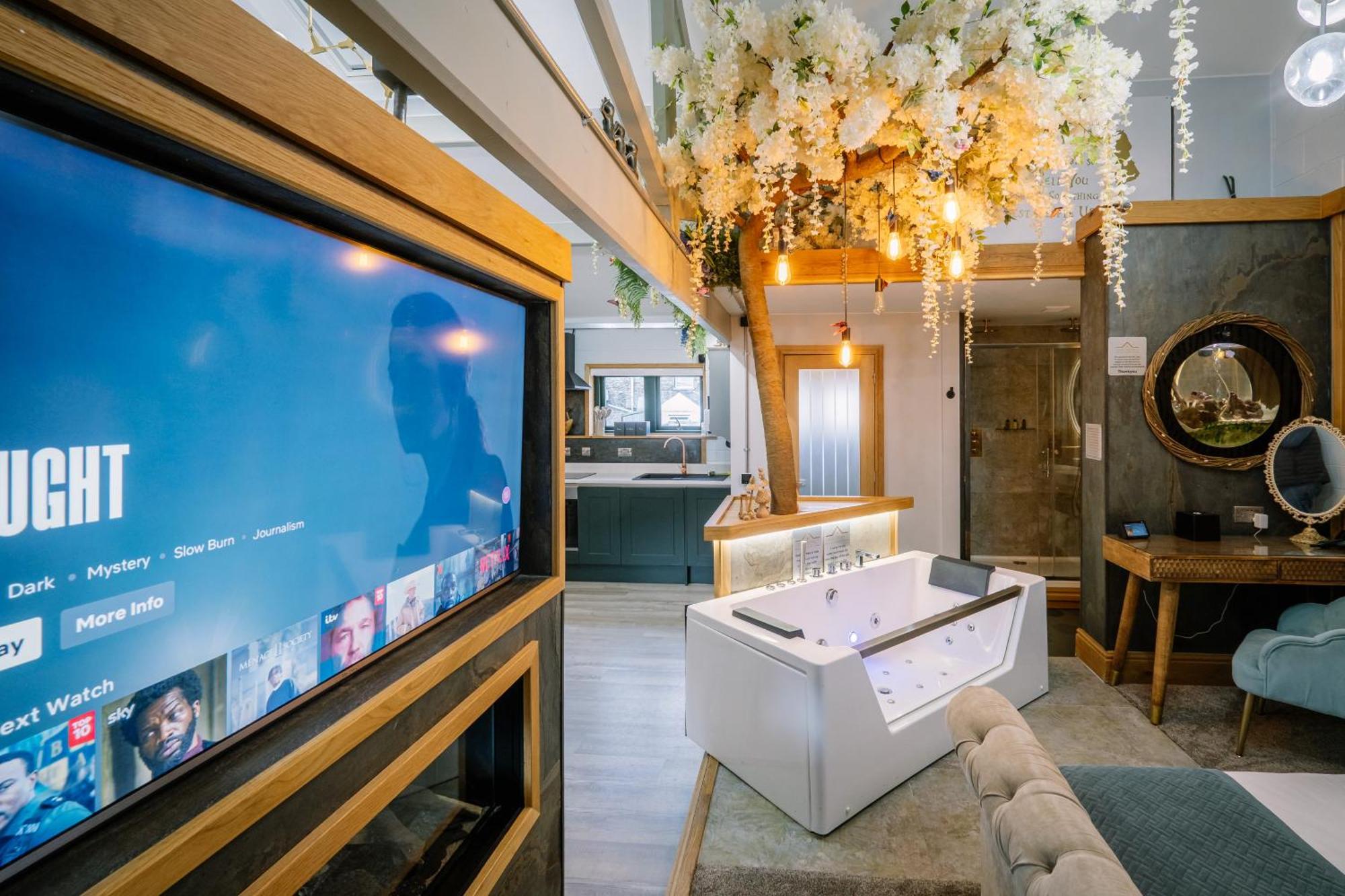 Queen's Loft Apartment