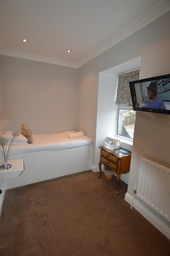 The Grey Walls 4*
